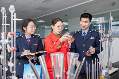 税助发展向新进 税宣春风更宜人——图片新闻展现税费优惠政策精准滴灌与技术咨询新貌